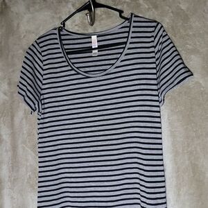 💛CLEARANCE💛 Lularoe Women's T-Shirt- SIZE S